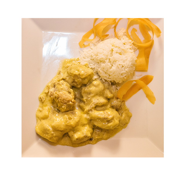 POLLO AL CURRY SERVITO CON RISO BASMATI